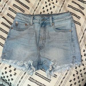 High Waisted, Light Wash Frayed Hem Denim Short, Size XS.